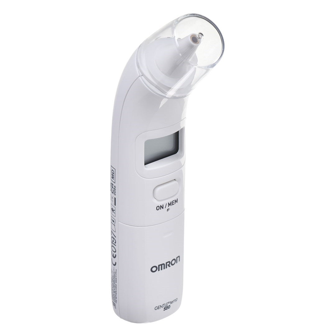 Ein weißes digitales Omron-Ohrthermometer mit einer klaren Schutzkappe und einem ON/MEM-Knopf.