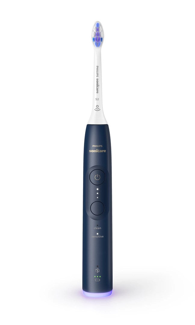 Eine dunkelblaue Philips Sonicare elektrische Zahnbürste mit weißem Kopf steht auf weißem Grund.