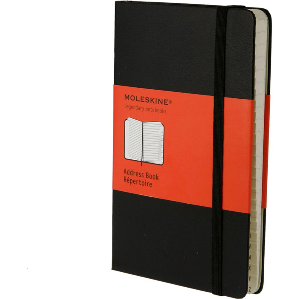 Ein schwarzes Moleskine Adressbuch mit Gummiband und roter Banderole auf weißem Hintergrund.