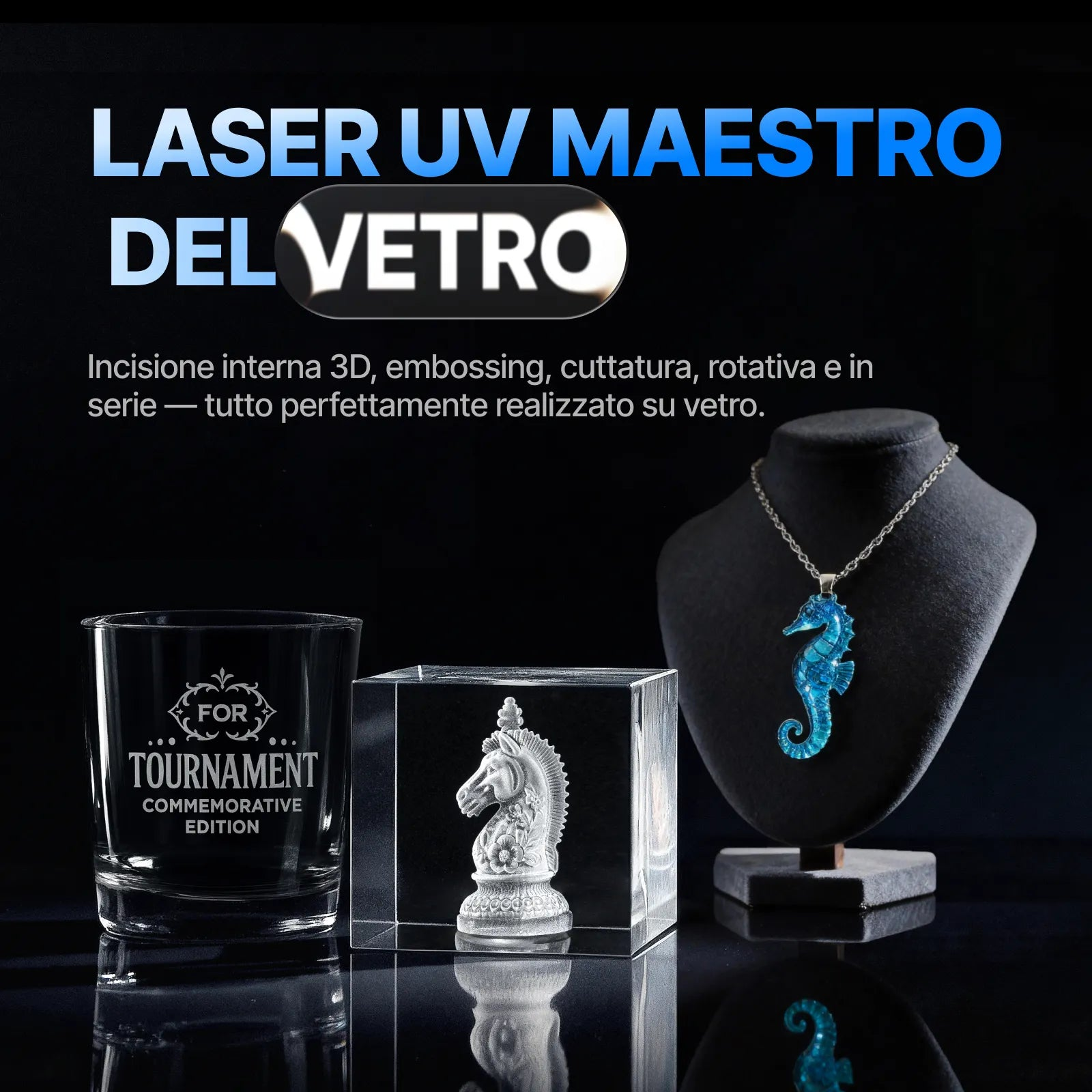 Un bicchiere con testo, un pezzo di scacchi 3D in un cubo e una collana di cavalluccio marino.