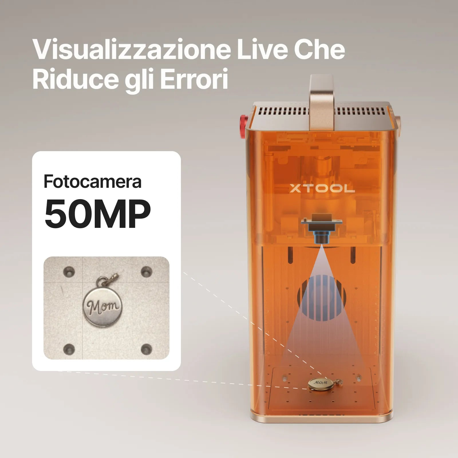 Un dispositivo XTool arancione con fotocamera da 50MP mostra l'anteprima dal vivo di un ciondolo inciso.