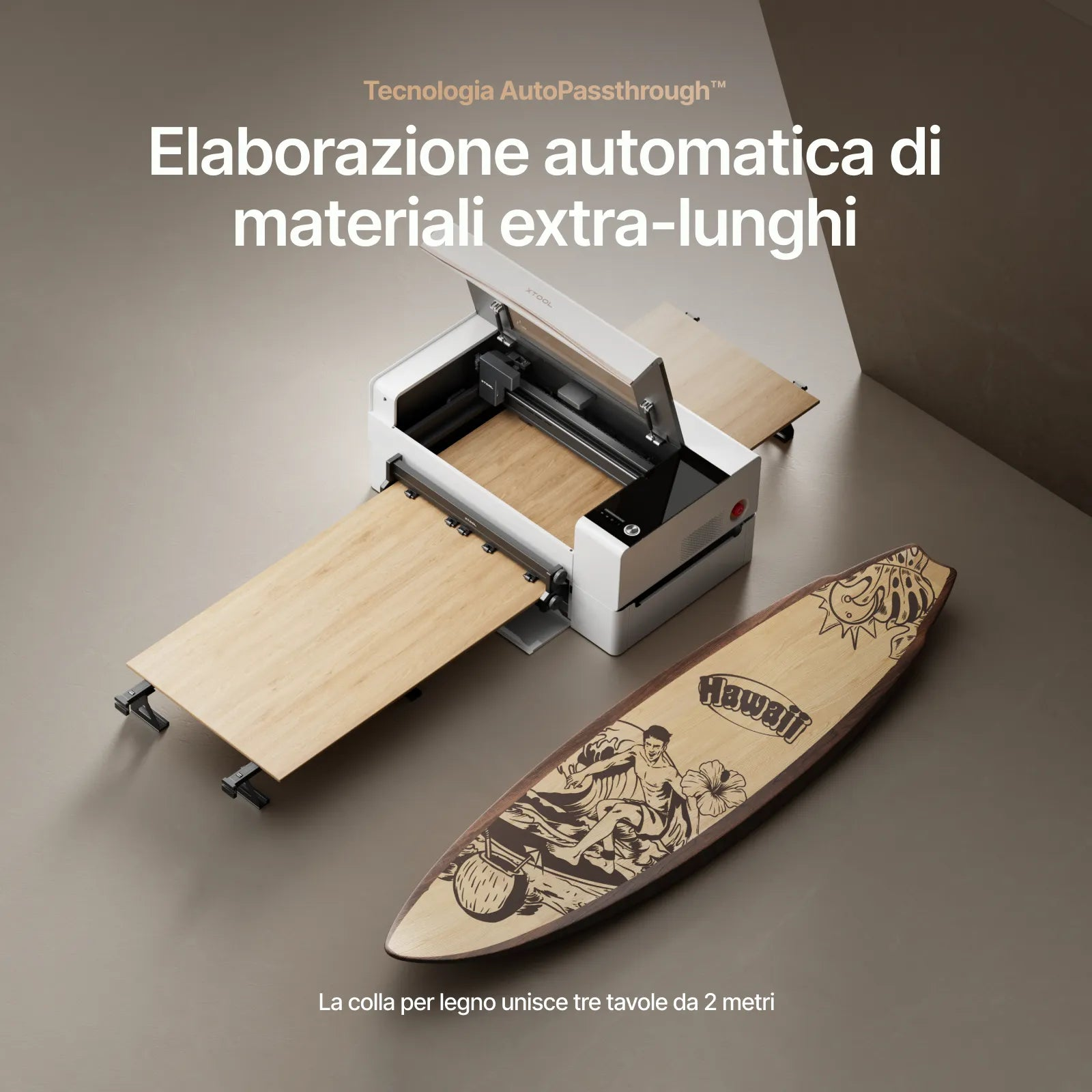 Un incisore laser bianco lavora una lunga tavola di legno, con una tavola da surf decorata accanto.