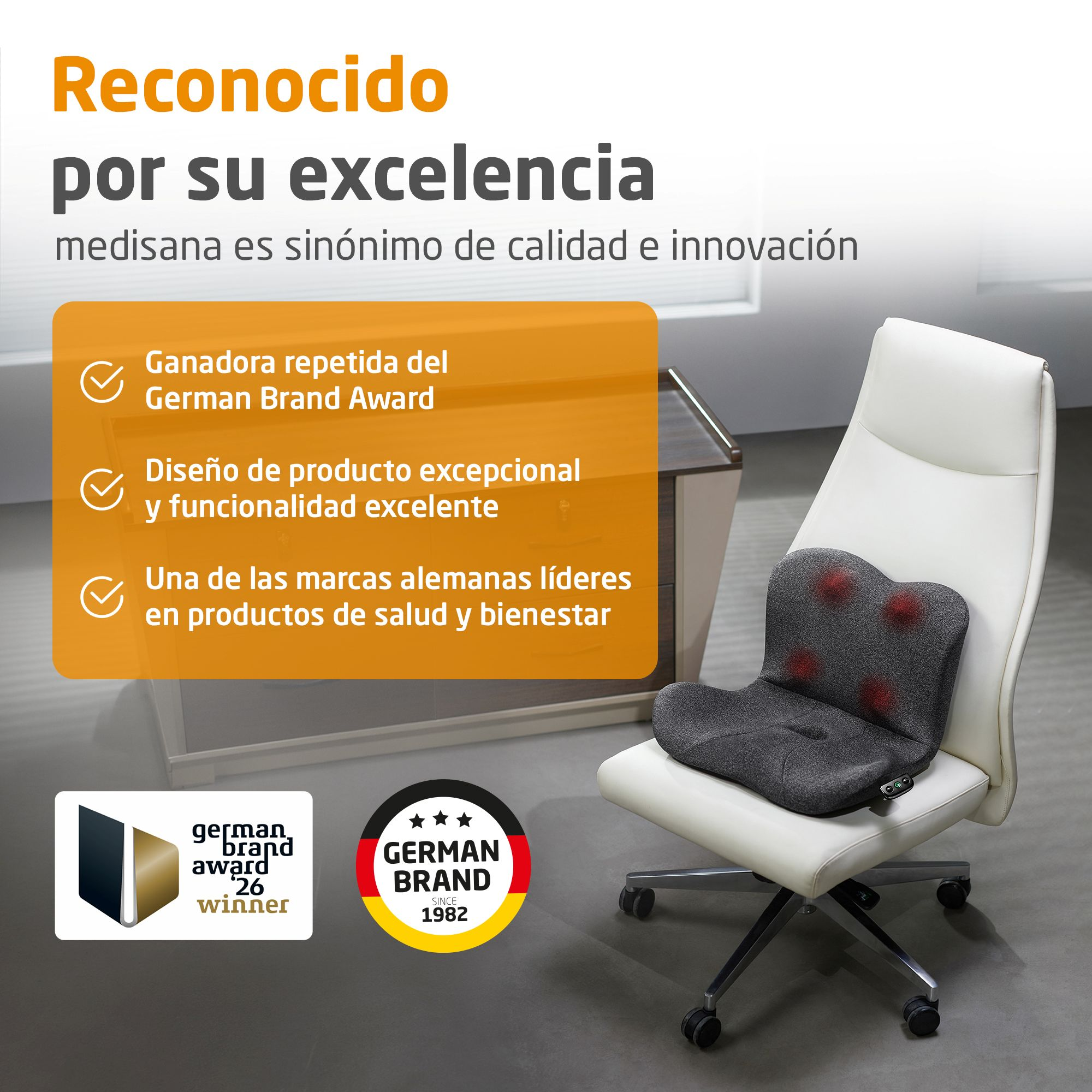 Un cojín de masaje gris en una silla de oficina blanca con texto promocional y dos logotipos de premios.