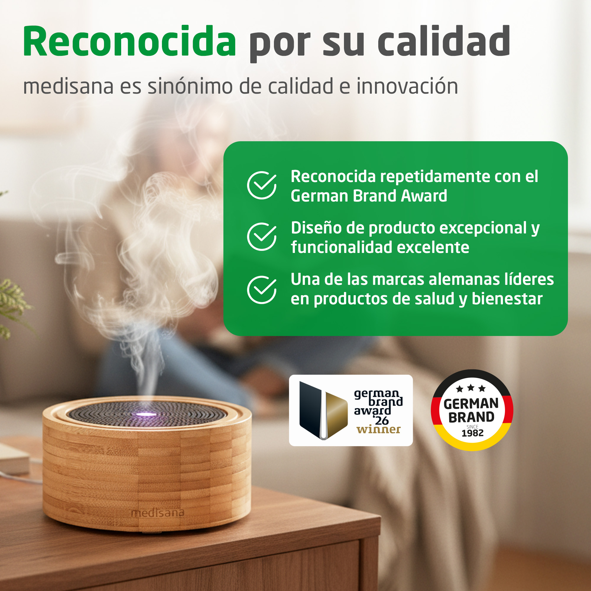 Difusor de aroma de madera emitiendo vapor sobre una mesa, con texto en español y sellos de premios.