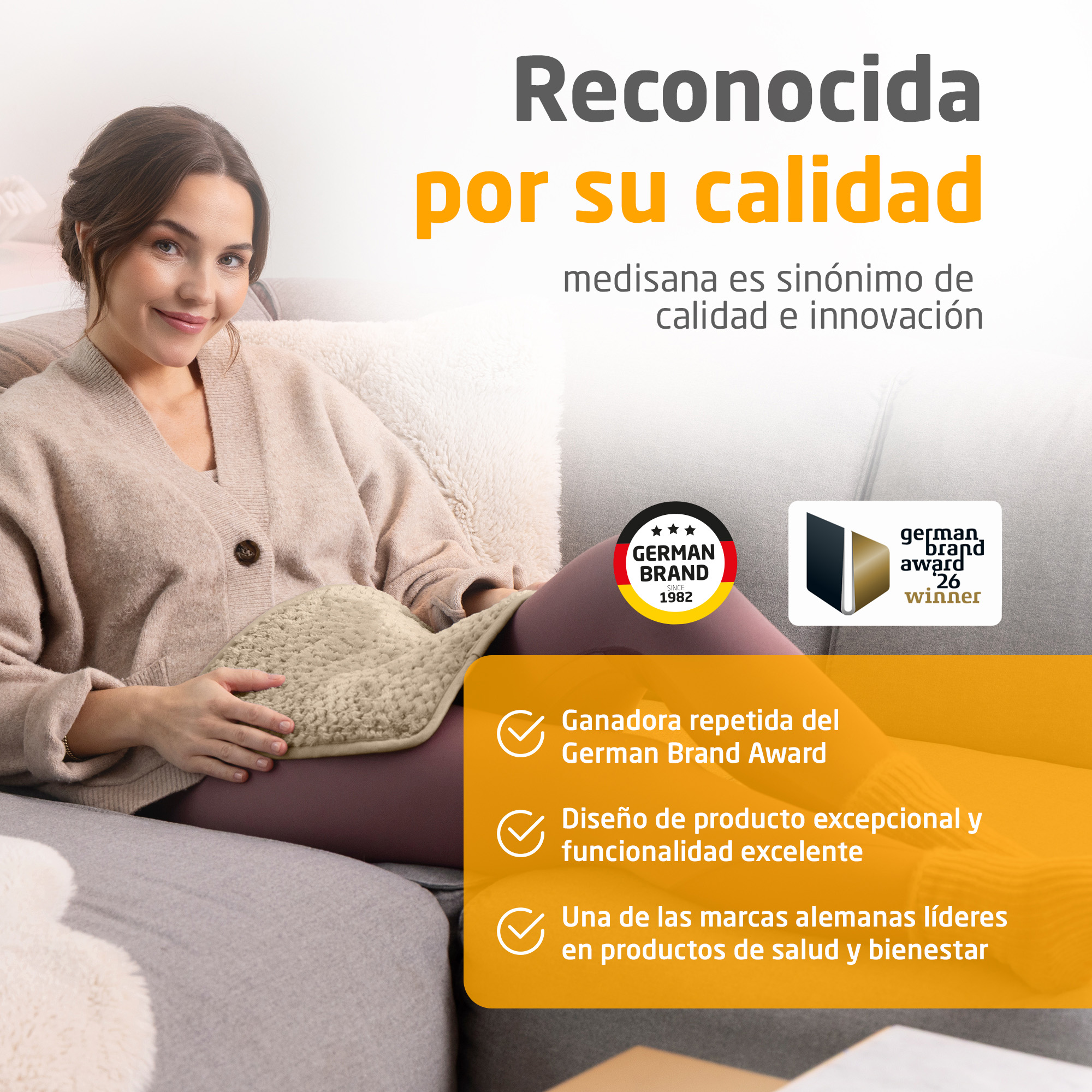 Una mujer en un sofá sostiene una almohadilla térmica beige. Texto y premios de fondo.