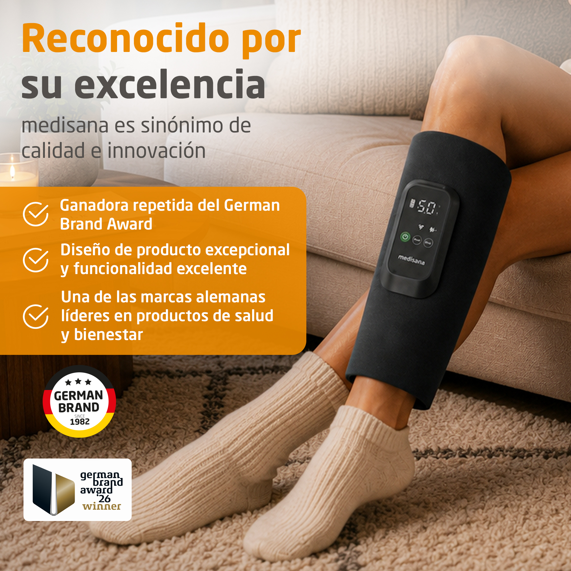 Eine Person sitzt auf einem Sofa mit einer schwarzen Beinmanschette und weißen Socken; im Bild sind spanische Texte.