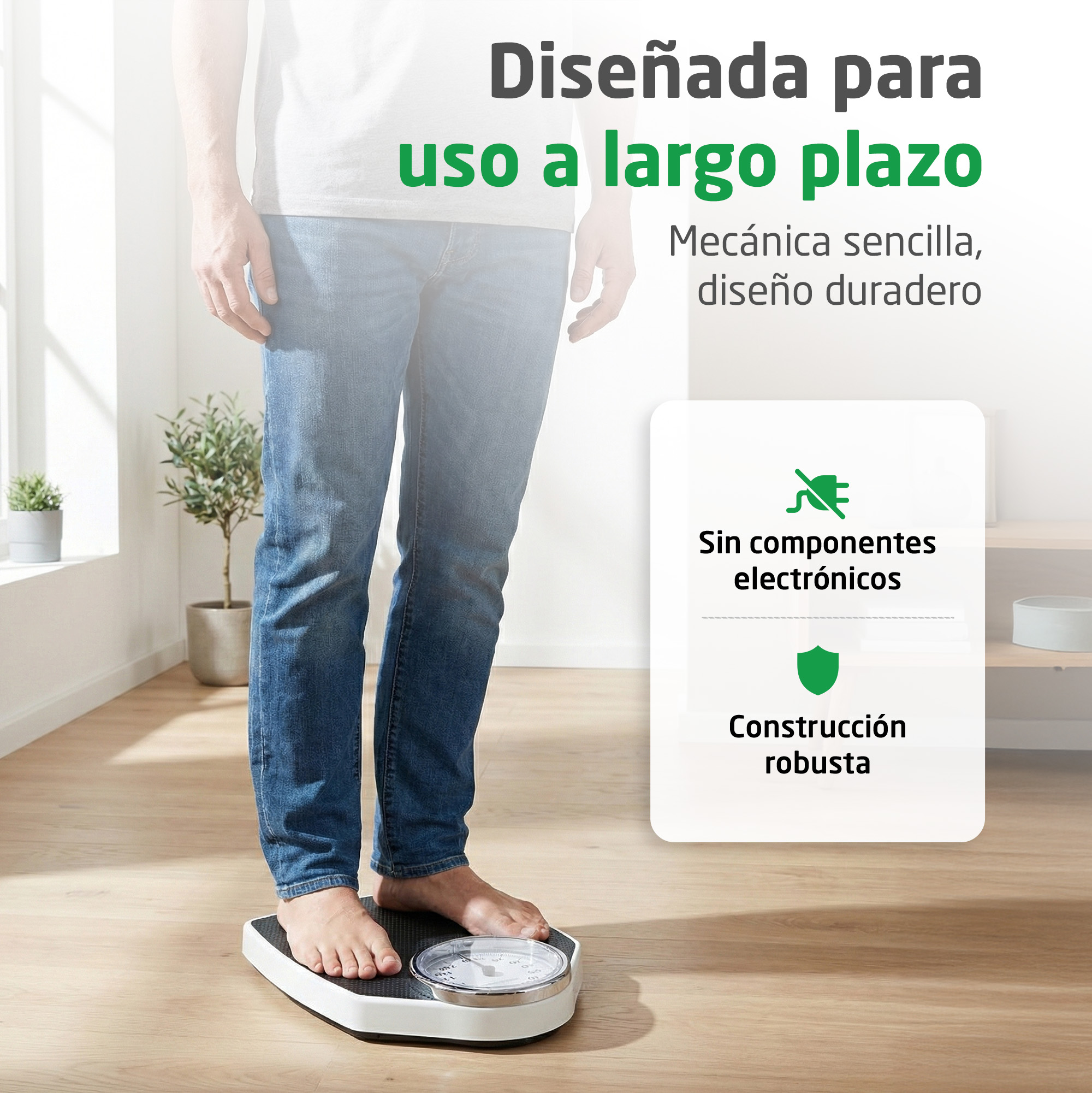 Una persona de pie sobre una báscula analógica con textos en español sobre durabilidad y sin componentes electrónicos.
