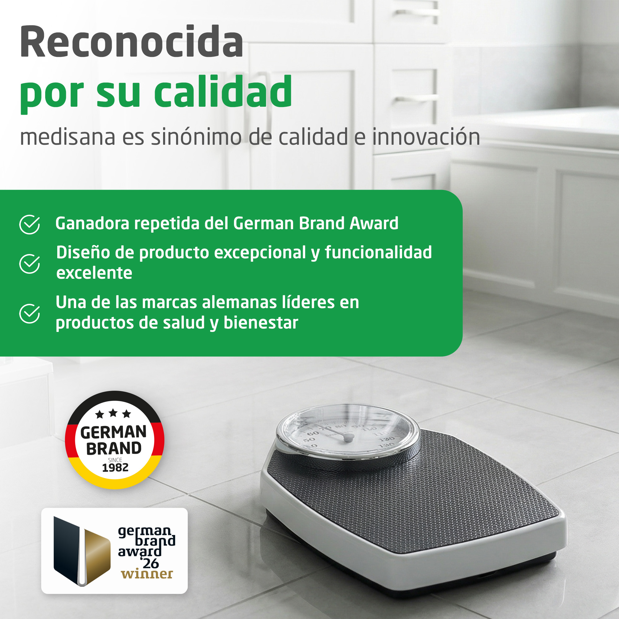 Balanza de baño analógica en suelo de baldosas blancas con texto y etiquetas de premios en un baño luminoso.