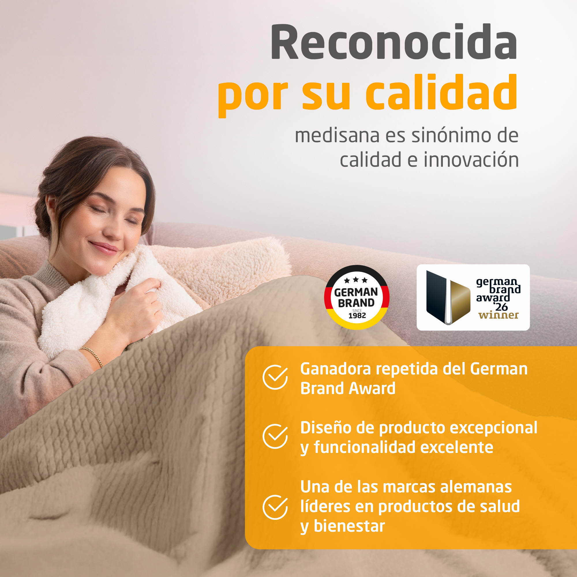 Mujer sonriendo acogedoramente bajo una manta, con texto sobre calidad y premios.