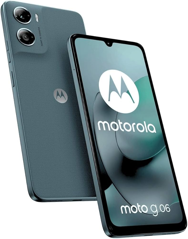 Un smartphone Motorola Moto G06 gris azulado muestra su parte delantera y trasera con doble cámara y el logotipo.