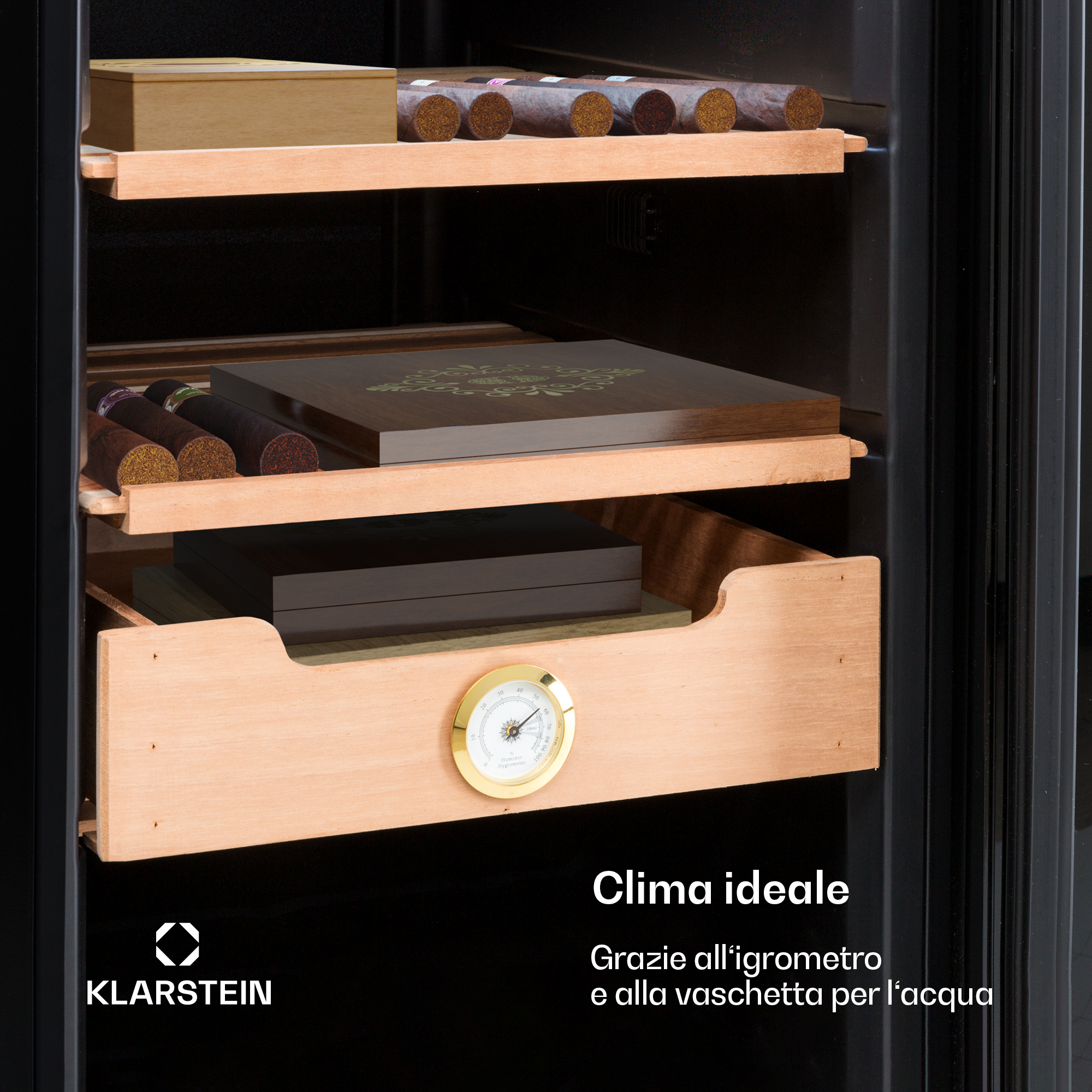 Humidor Klarstein con ripiani in legno, sigari e un igrometro.