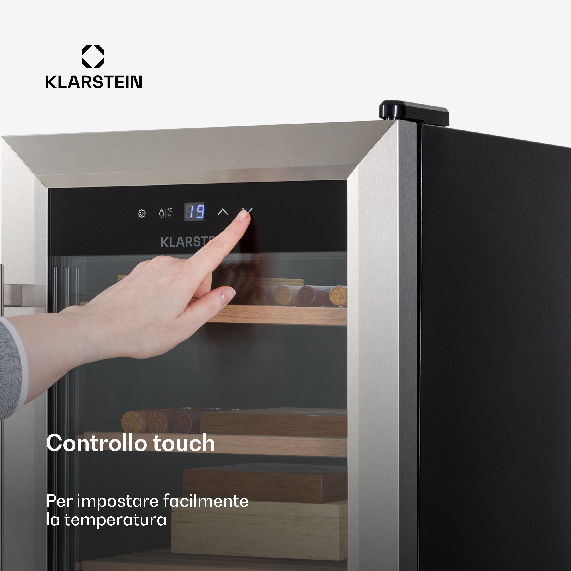 Mano che tocca il display touch di una cantinetta Klarstein.