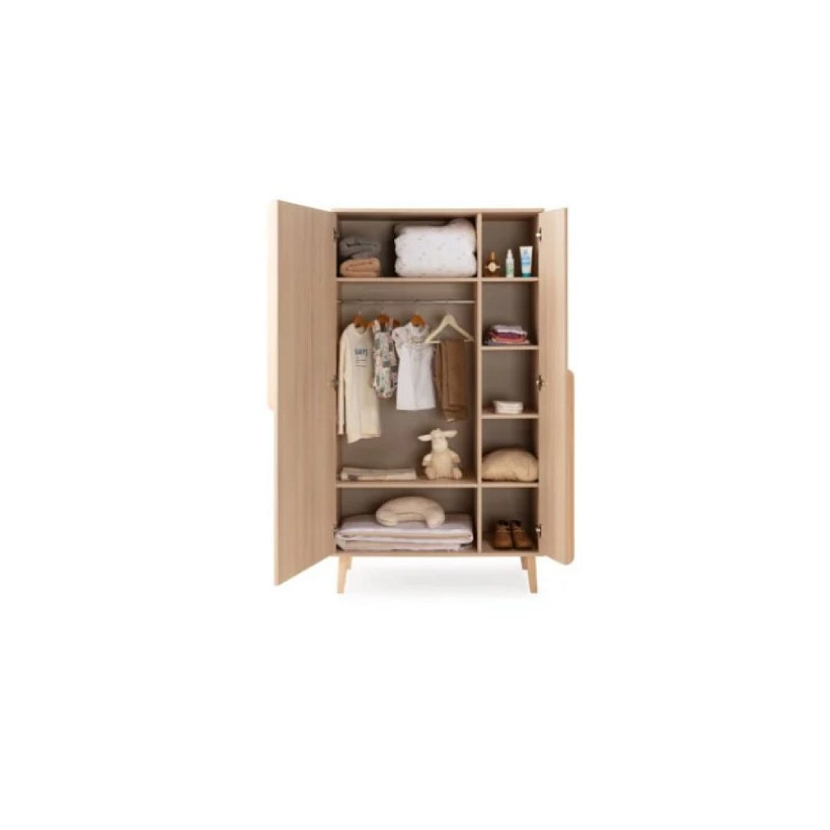Ein offener Holzschrank mit Babykleidung, Decken, Spielzeug und Schuhen in Regalen.