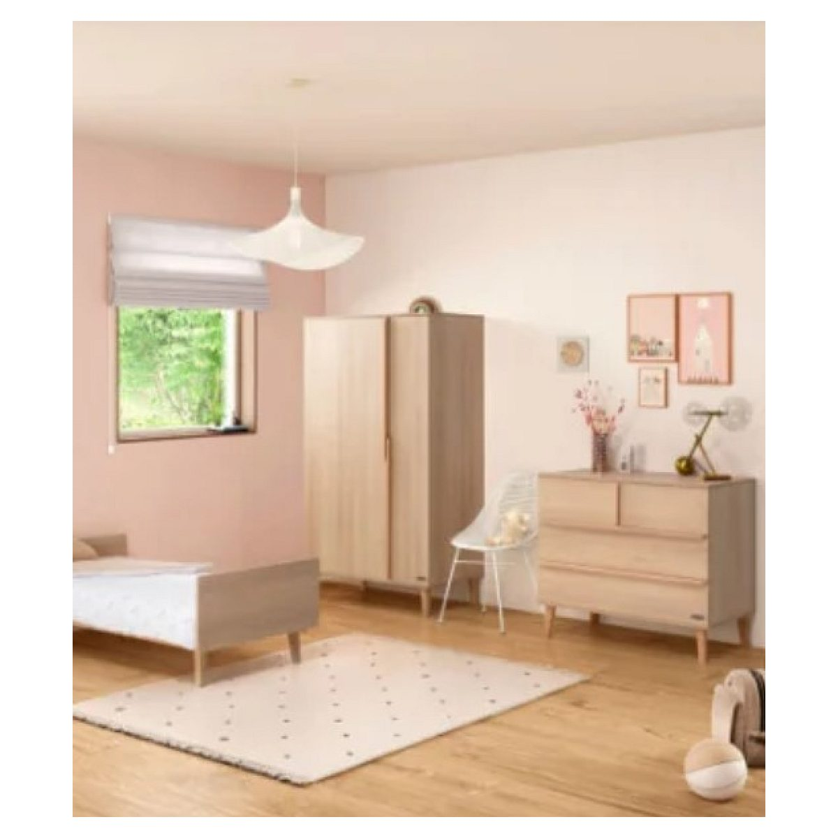 Ein gemütliches Kinderzimmer mit hellem Holzmöbiliar, rosa Wänden und einem weissen Teppich am Holzboden.