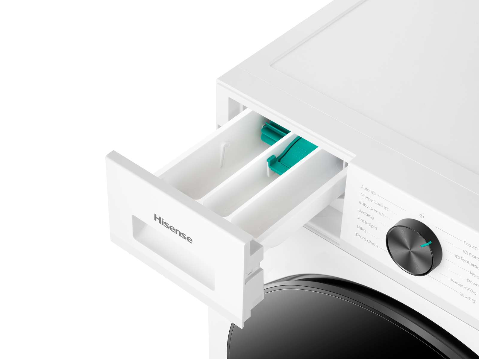 Primo piano di una lavatrice bianca Hisense con cassetto del detersivo aperto e manopola di selezione.