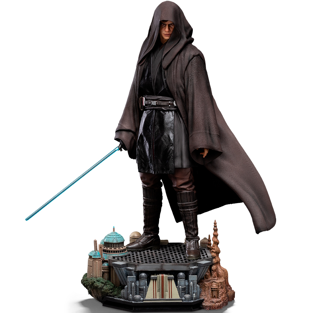 Action figure di Anakin Skywalker in mantello marrone con spada laser blu su base dettagliata.