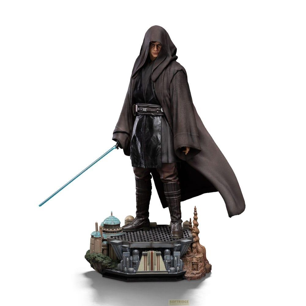 Figura di Anakin Skywalker in tunica scura con spada laser blu su base diorama.