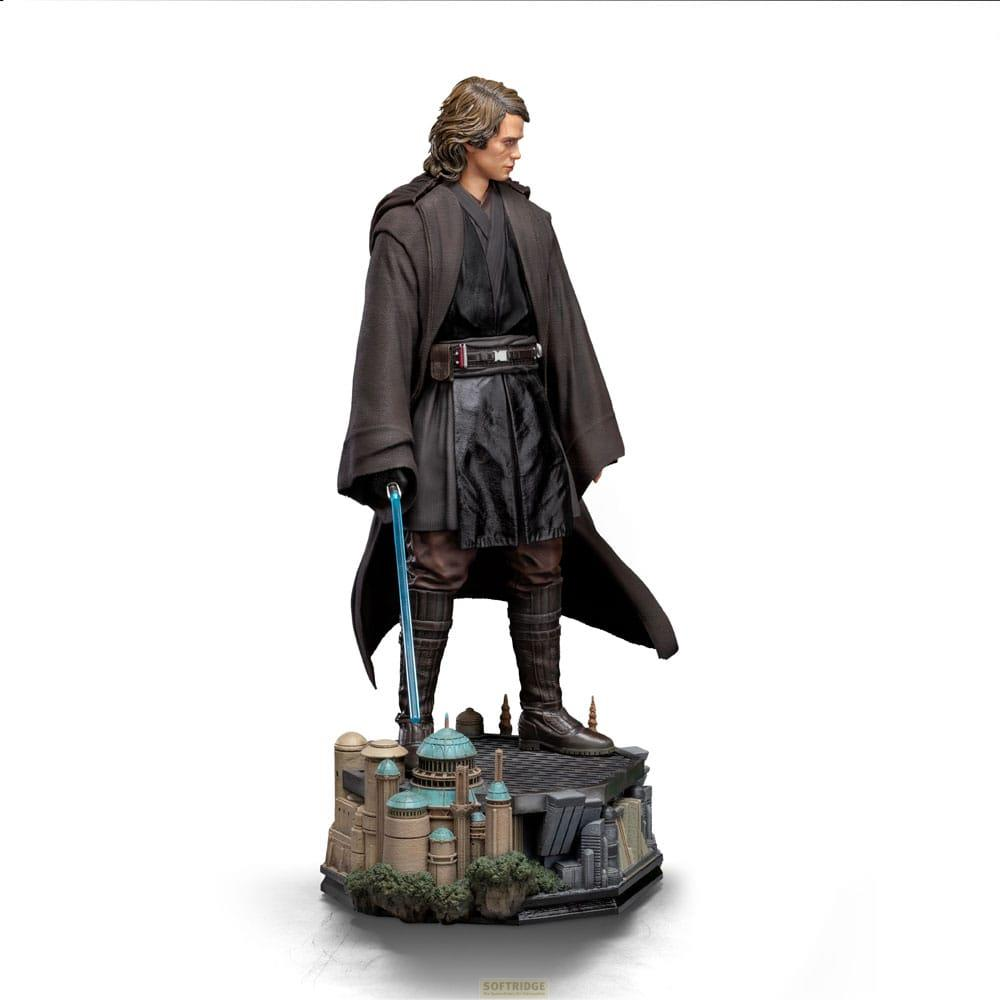 Figura di Anakin Skywalker in mantello marrone con spada laser blu su base cittadina.