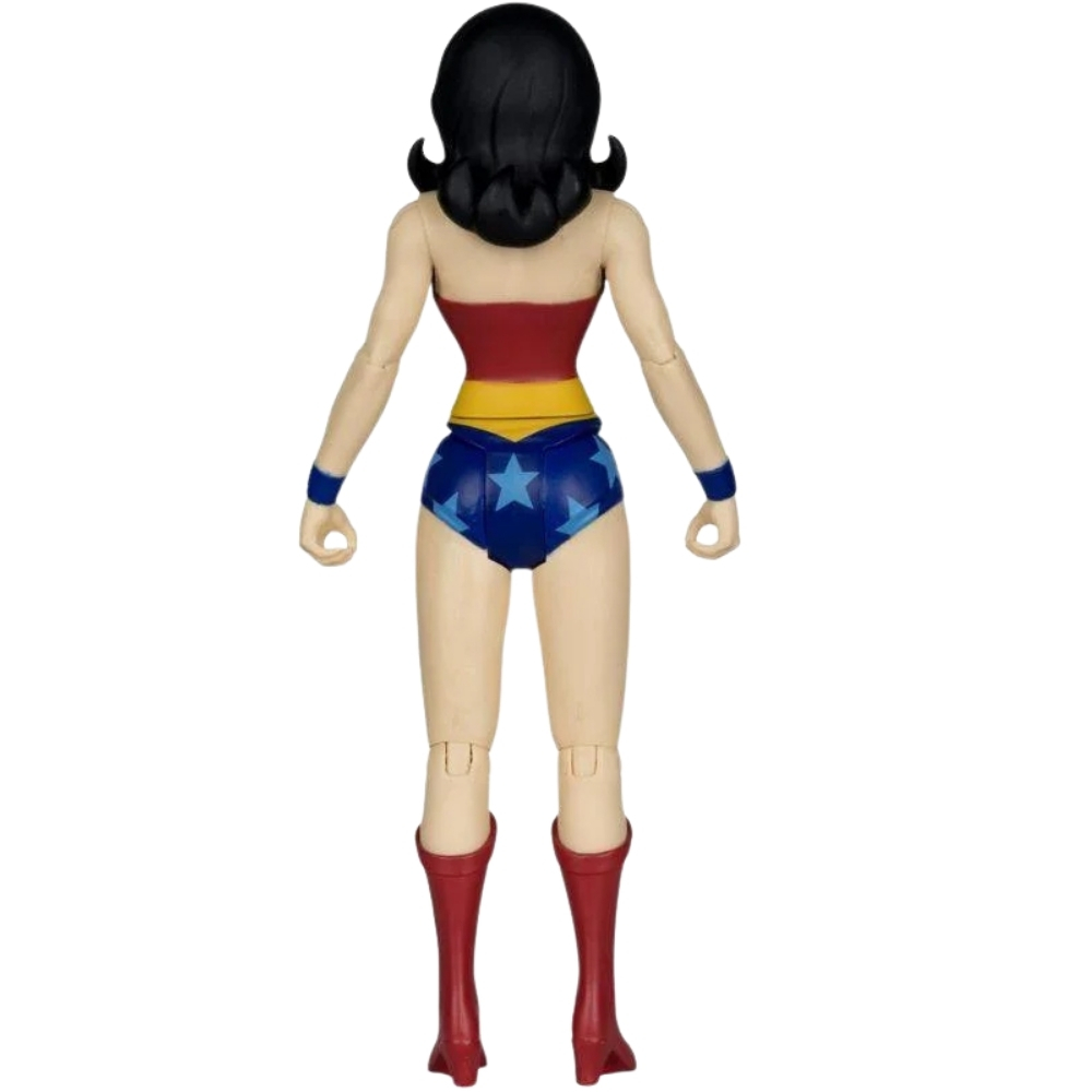 Vista posteriore di un'action figure di Wonder Woman con top rosso, pantaloncini blu stellati e stivali rossi.