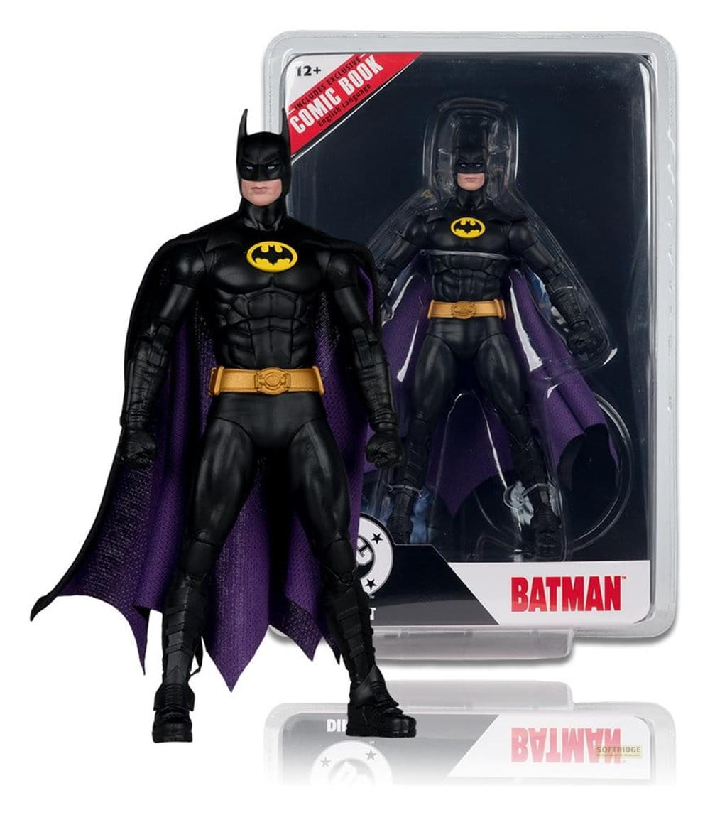 Un'action figure di Batman in costume nero con cintura gialla e mantello viola, in piedi accanto alla sua confezione.
