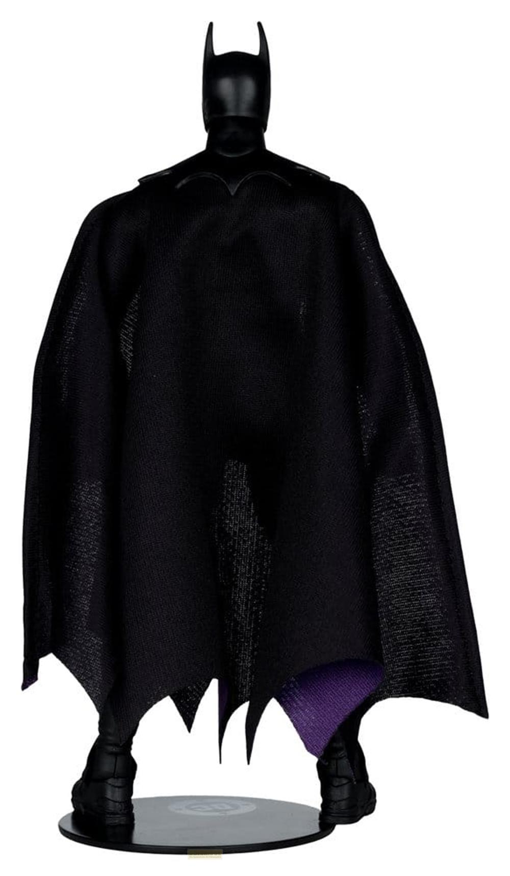 Vista posteriore di un action figure di Batman con mantello nero e fodera viola su base rotonda.