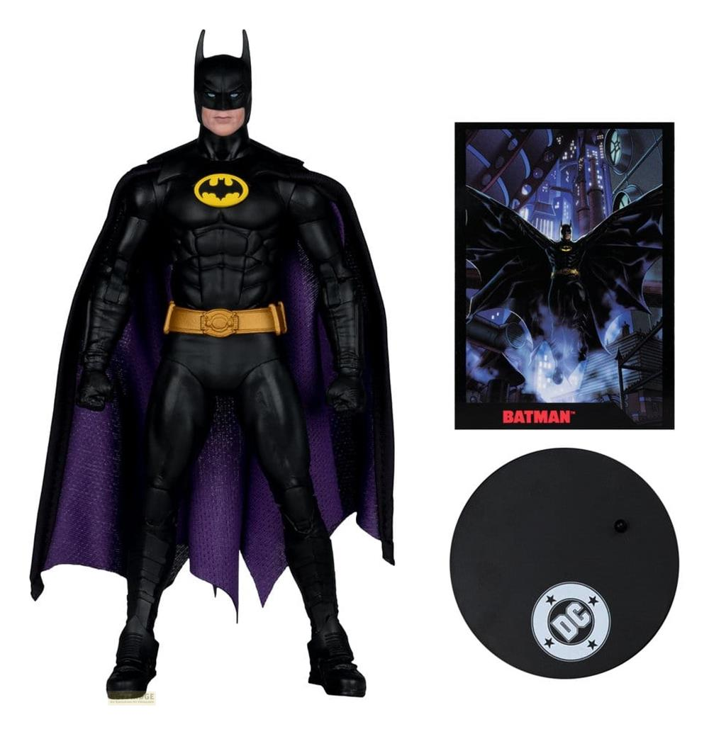 Un action figure di Batman nera con mantello foderato di viola, base DC e scheda artistica.