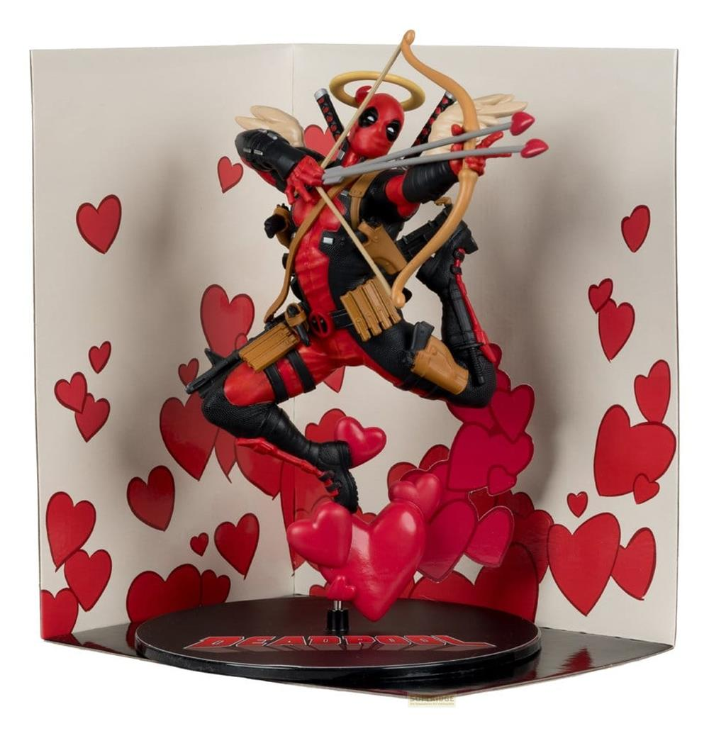 Statuetta di Deadpool cupido con arco, freccia, ali e aureola, davanti a uno sfondo di cuori rossi.