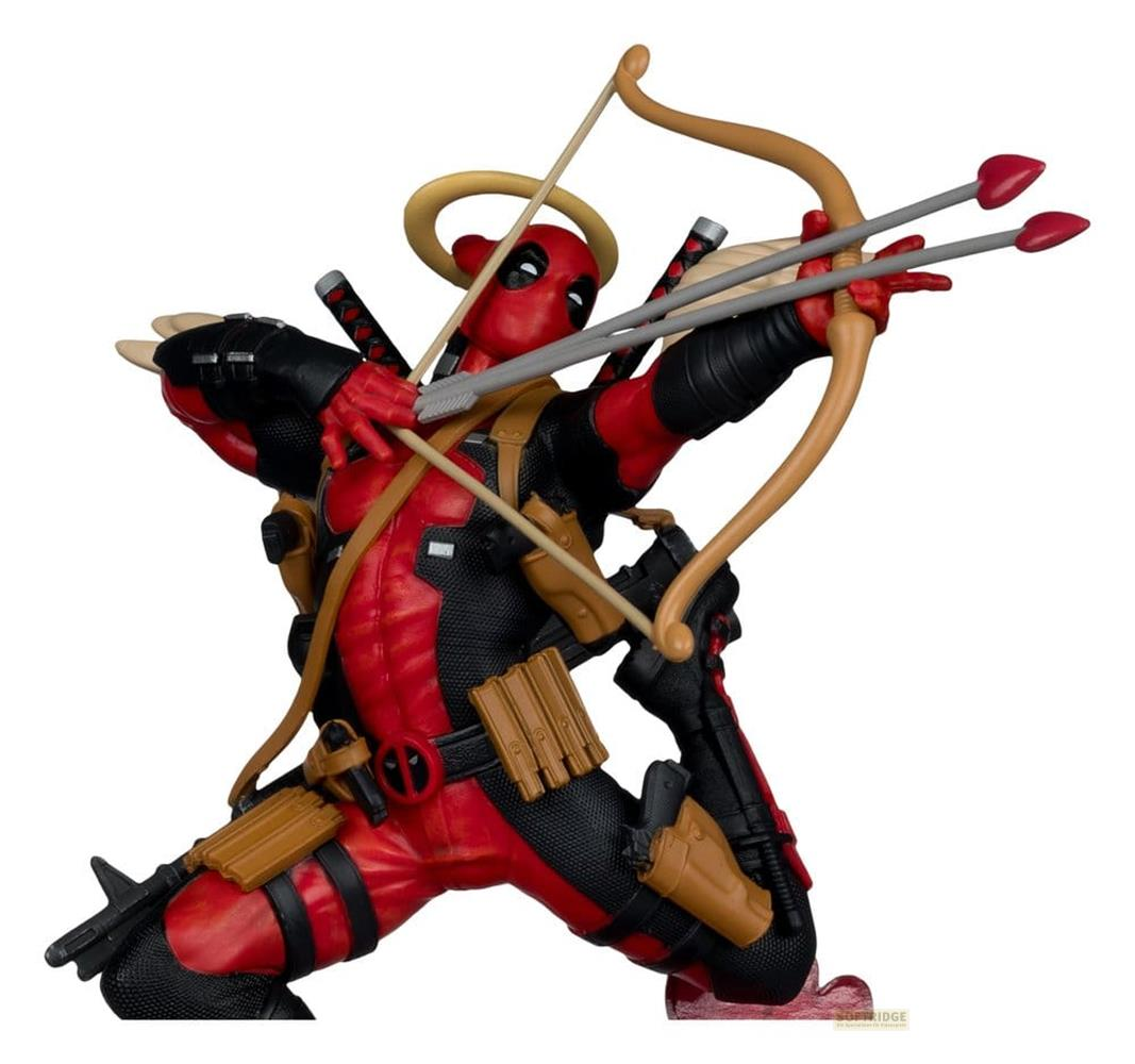 Statuetta di Deadpool in rosso e nero, accovacciata con arco dorato, aureola e frecce a punta di cuore.