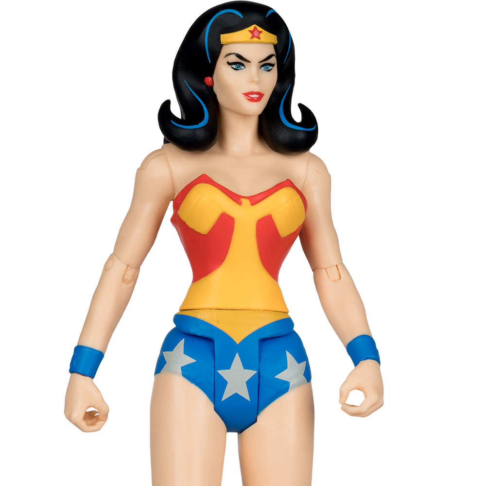 Un'action figure di Wonder Woman in classico abbigliamento rosso, giallo e blu su sfondo bianco.