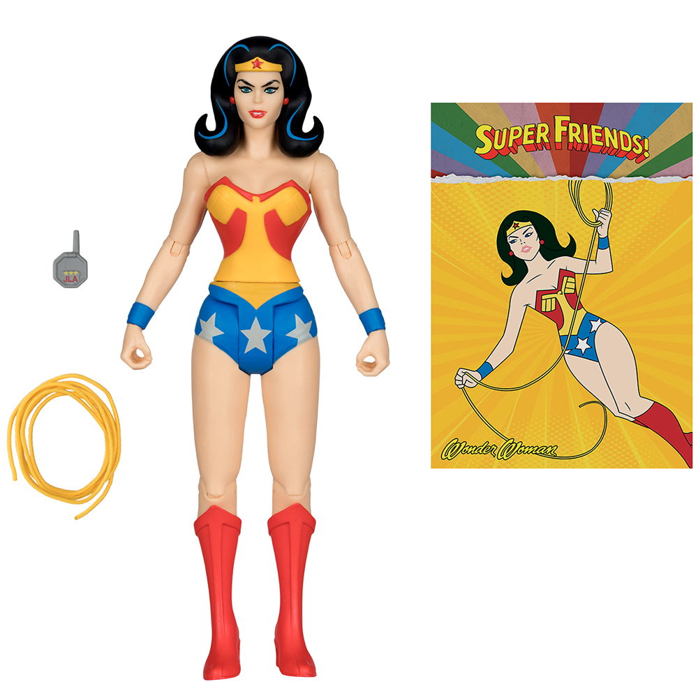 Un action figure di Wonder Woman con accessori e una carta illustrata di Super Friends su sfondo bianco.