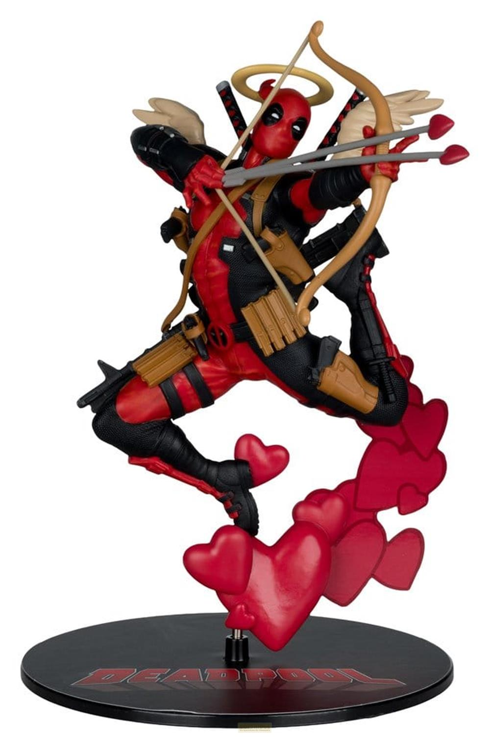 Figura di Deadpool cupido con arco e cuori rossi su base nera.