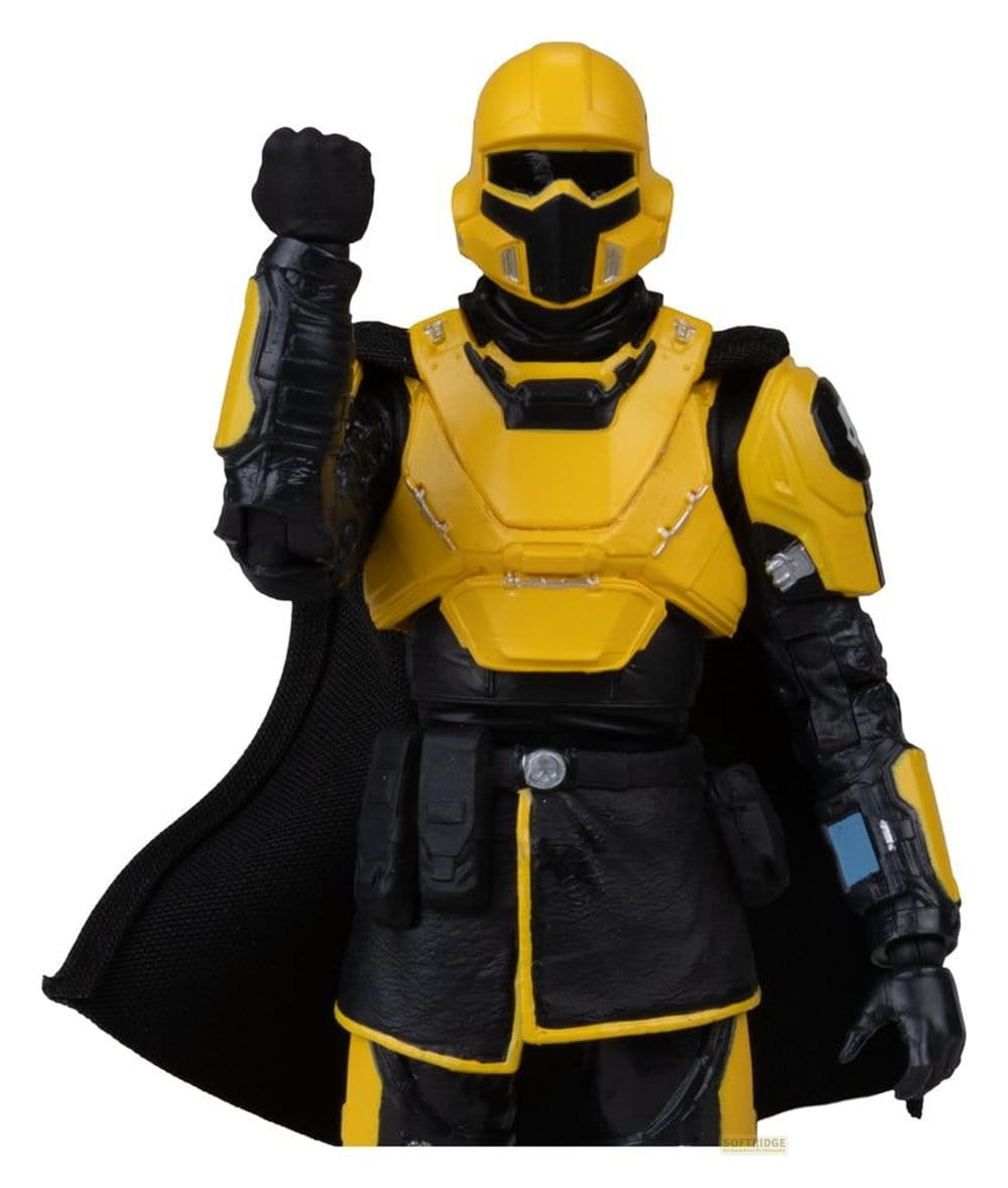 Un'action figure in armatura gialla e nera con elmo e pugno alzato su sfondo bianco.