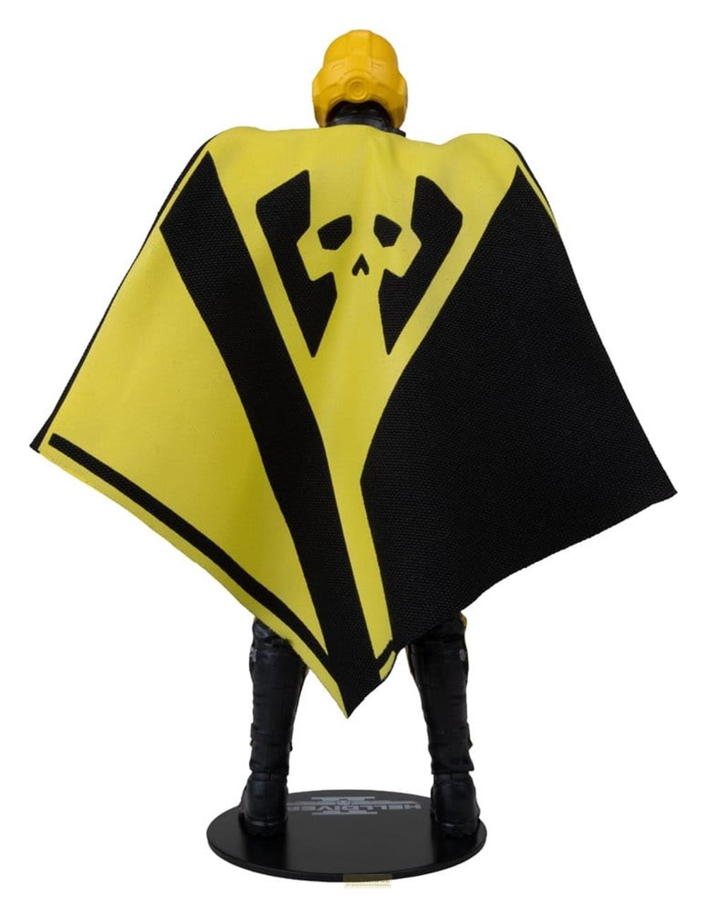 Vista posteriore di un action figure gialla e nera con elmetto giallo e grande mantello con teschio.