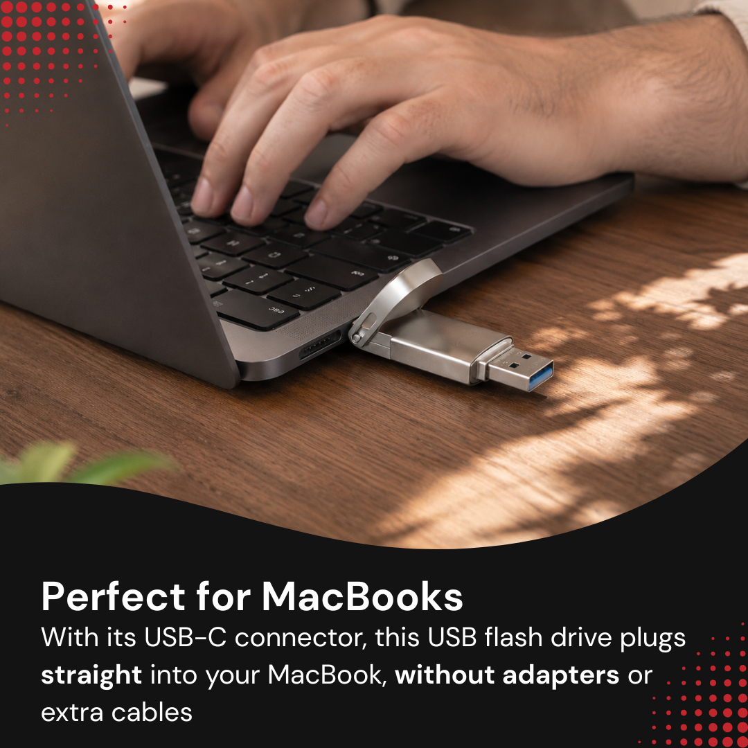 Srebrny pendrive jest wpięty do MacBooka, gdy ktoś pisze na klawiaturze.