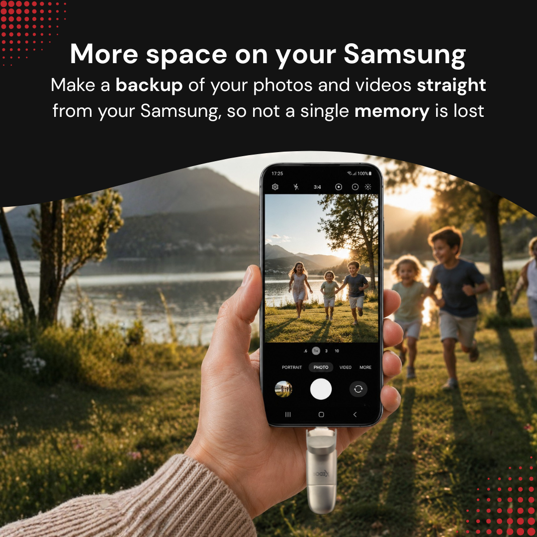 Ręka trzyma telefon Samsung z podłączonym pendrivem, wyświetlając dzieci biegające na dworze.
