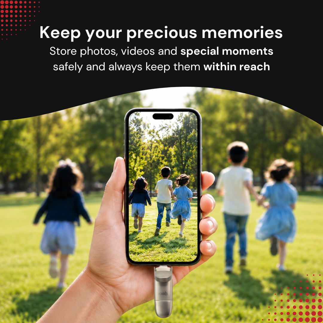 Dłoń trzyma smartfon z wyświetlonym zdjęciem dzieci biegnących przez zielony park.