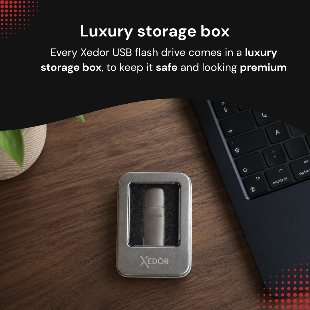 Pamięć USB Xedor w metalowym pudełku na drewnianym biurku obok laptopa.