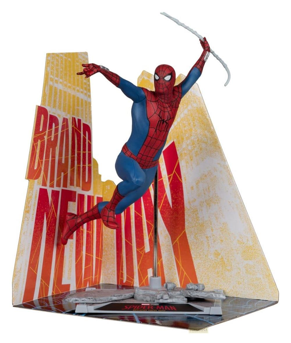 Action figure di Spider-Man in costume rosso e blu che oscilla davanti a uno sfondo con la scritta Brand New Day.