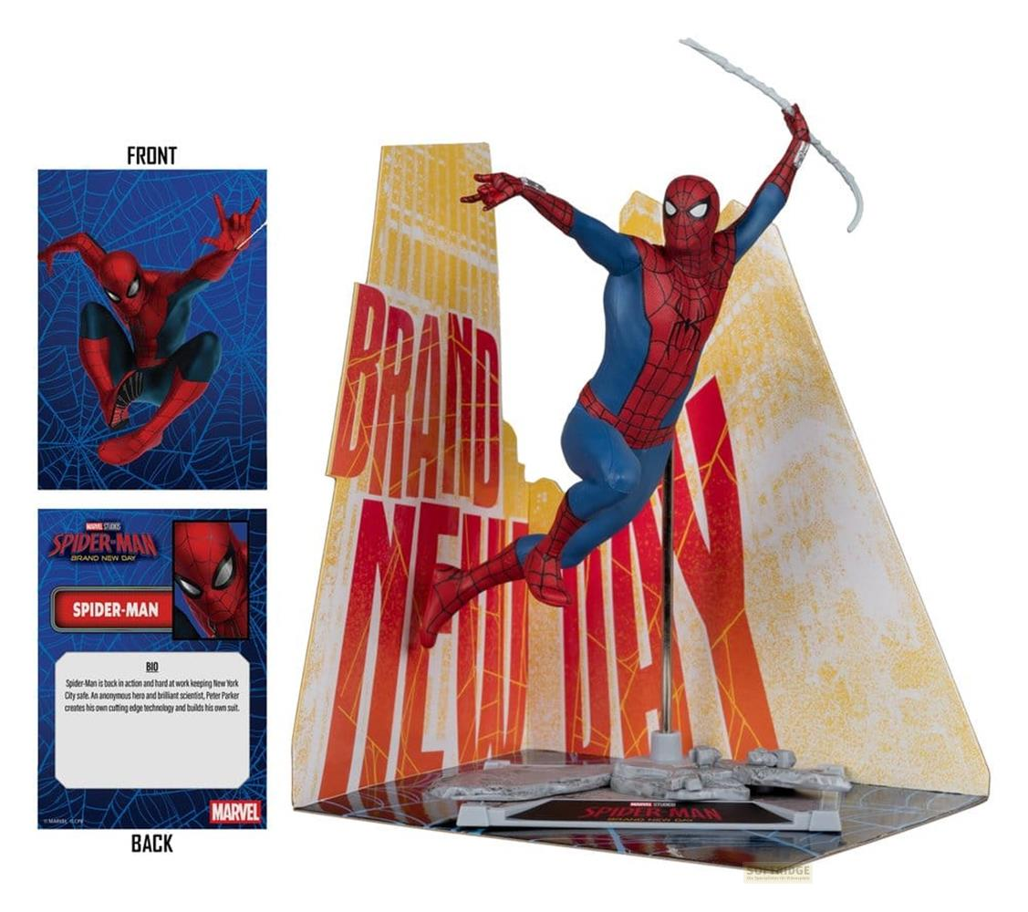 Action figure di Spider-Man che salta davanti a uno sfondo colorato, con viste della carta fronte e retro a sinistra.