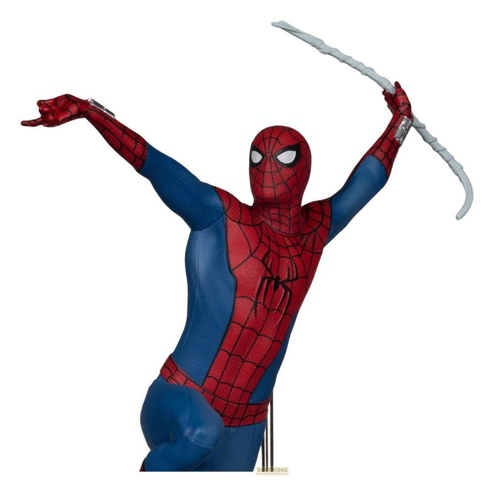 Figura di Spider-Man in tuta rossa e blu che tiene un filo di ragnatela bianco.