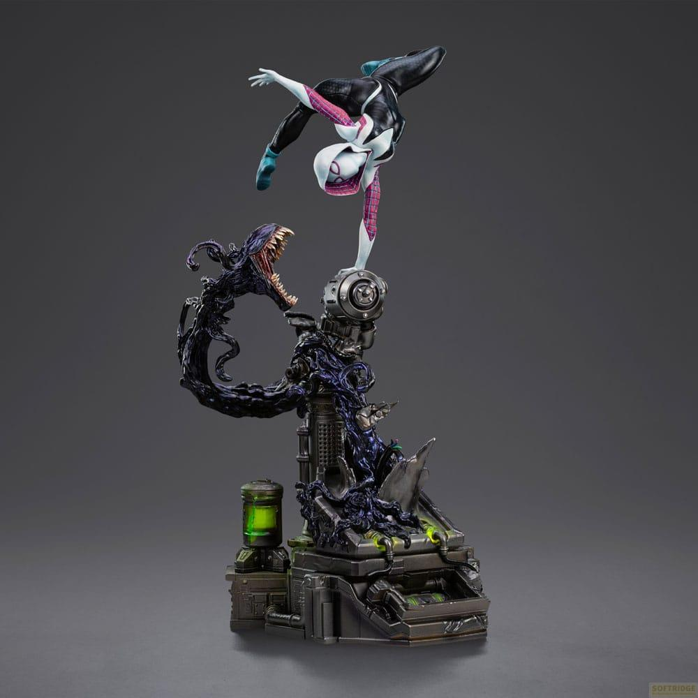 Una statuetta di Ghost-Spider in equilibrio su una struttura mentre una creatura simbionte nera la raggiunge.
