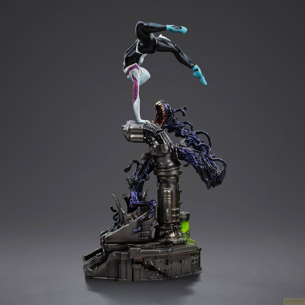 Statuetta di Spider-Gwen che fa la verticale su una base industriale con elementi di Venom.