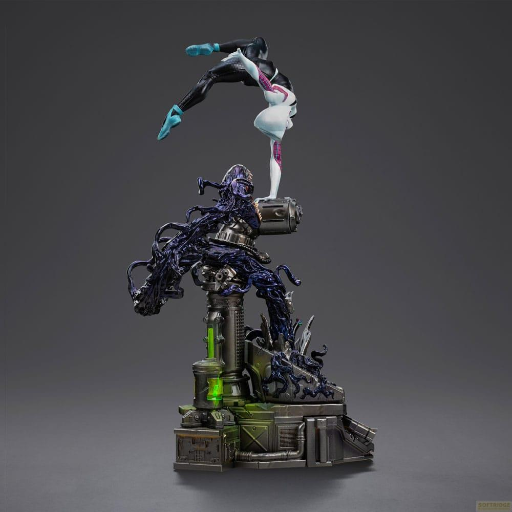 Figura di Spider-Gwen che fa la verticale su una base industriale invasa da Venom.