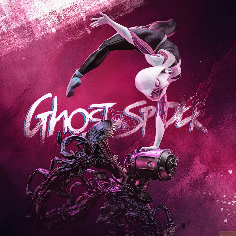 Ghost-Spider in posa dinamica sopra una creatura oscura su sfondo rosa.