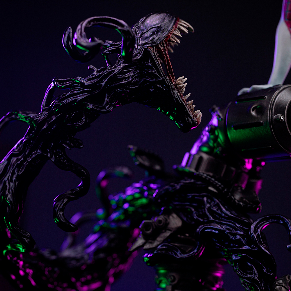 Una creatura scura con tentacoli, bocca aperta e denti affilati, illuminata da luce viola e verde.