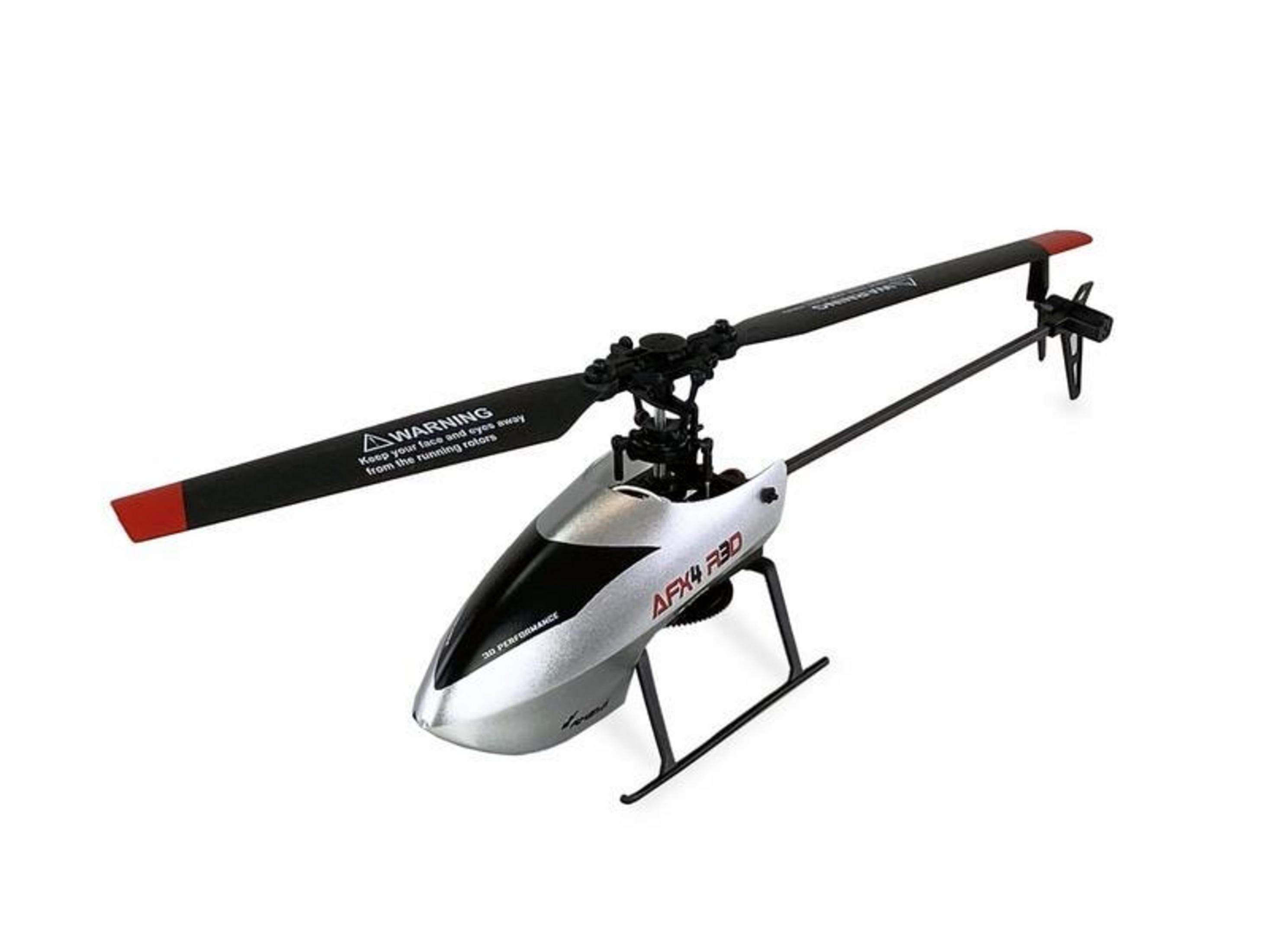 Ein silberner und schwarzer RC-Hubschrauber mit roten Spitzen an den Hauptrotorblättern steht auf weißem Grund.