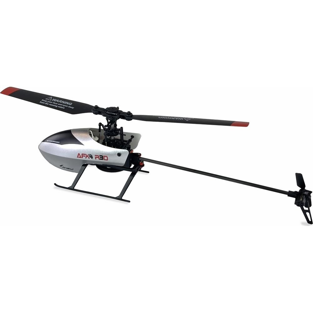 Ein silberner und schwarzer RC-Hubschrauber mit Hauptrotorblättern und Heckrotor auf weißem Hintergrund.