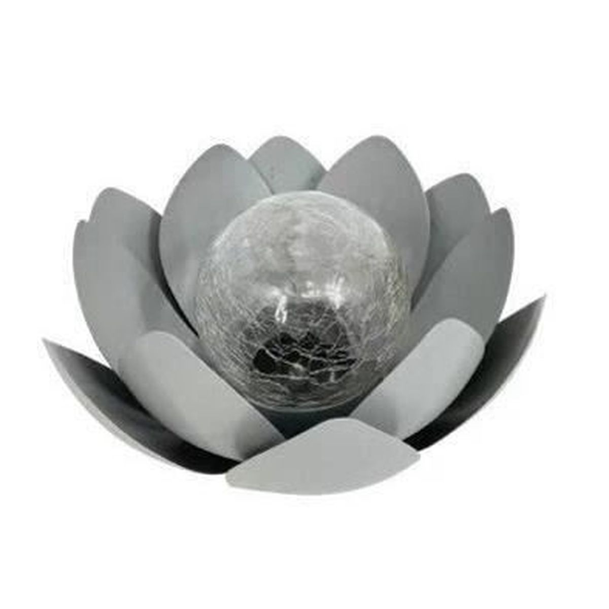 Eine Solar-Lotus-Gartenleuchte mit grauen Metallblättern und einer Glaskugel.