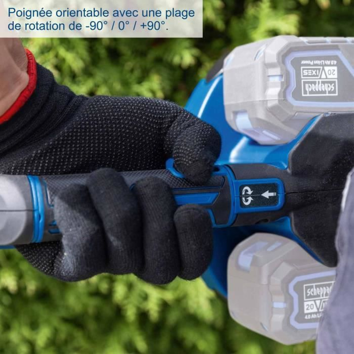 Handschuhbedienter blauer Akku-Gartengerätegriff mit zwei Akkus vor grüner Hecke.
