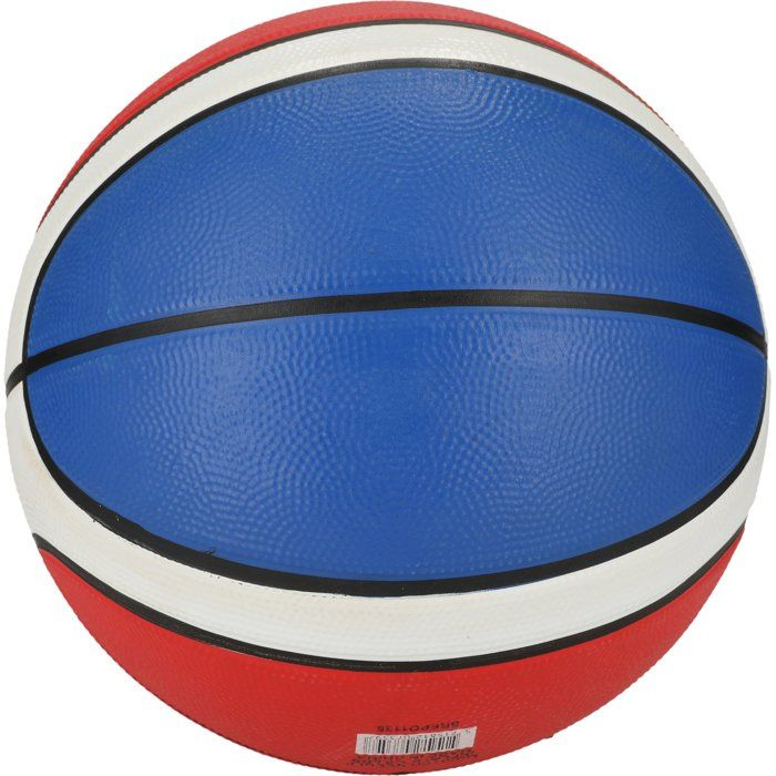Ein rot-weiß-blauer Basketball mit schwarzen Nähten auf weißem Hintergrund.